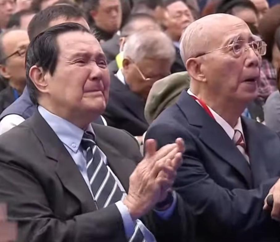 郑丽文正式接任党主席！
就职仪式上
新主席慷慨激昂 老主席老泪纵横
党员们群情激