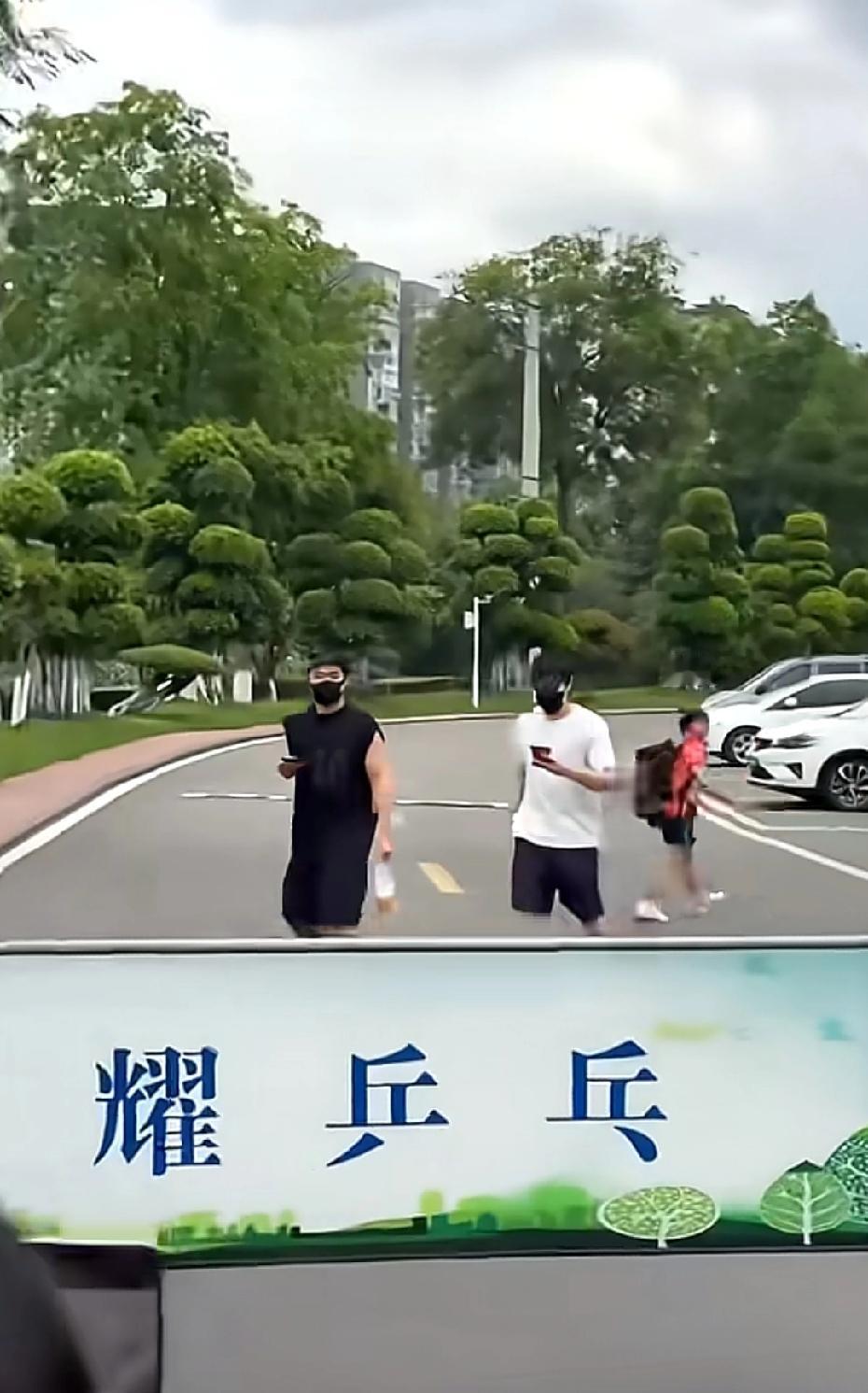 4月16日，鲜活的头哥，白的发光，和草莓熊还有孙指导一起出门了，有网友说一起去太