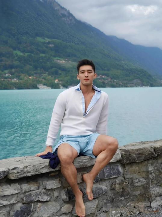 爬山真的是个超容易邂逅帅哥的活动！我上次爬山就碰到个肌肉白袜帅哥，阳光洒在他身上