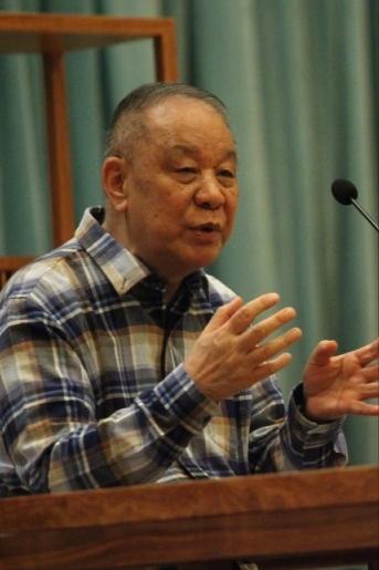 作家，刘心武说，我也算是半个红学大师了，读了不下几十遍，在百家讲坛说过红楼梦，还