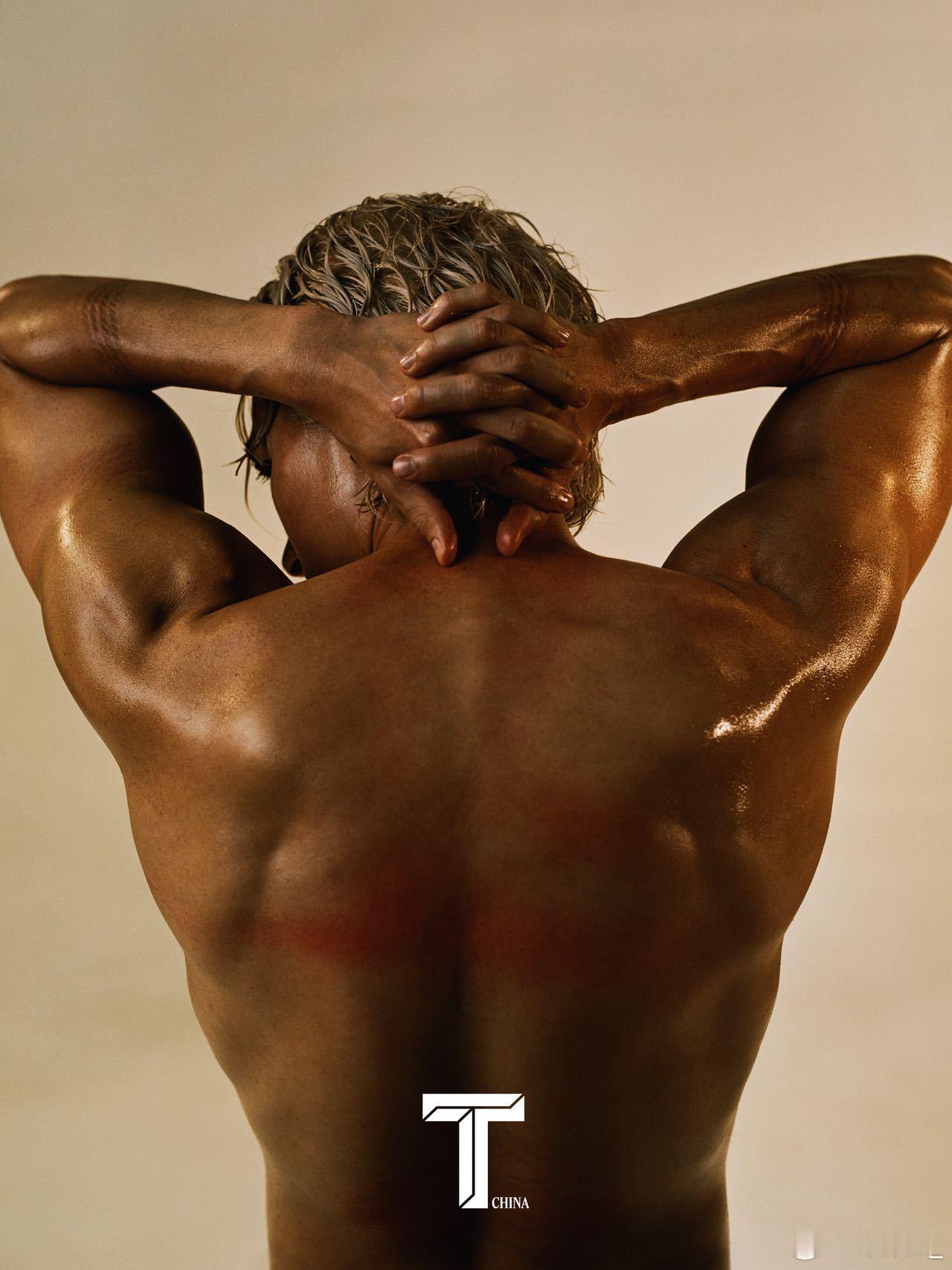 你是米卡那他是谁米卡这金发背头封面也太帅了吧！湿发慵懒感直接拉满，跟之前穿花袄包