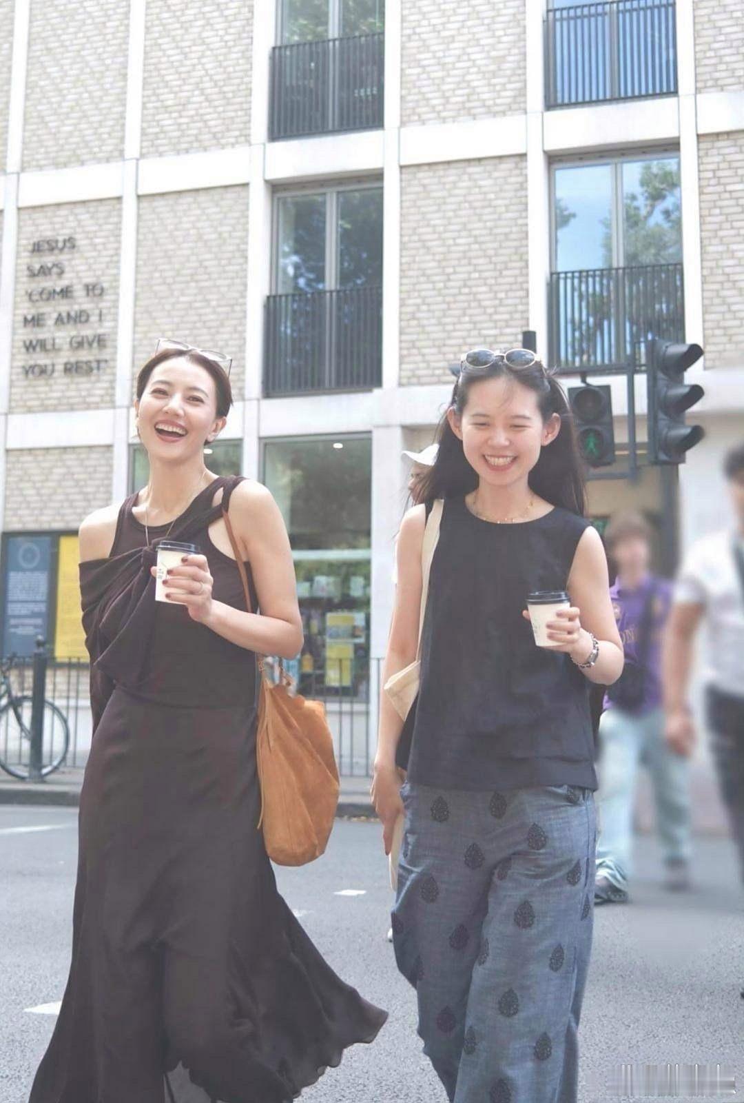 高圆圆每次亮相都让人眼前一亮，实在太惊艳！她不仅面相讨喜，还自带温和知性的气质，