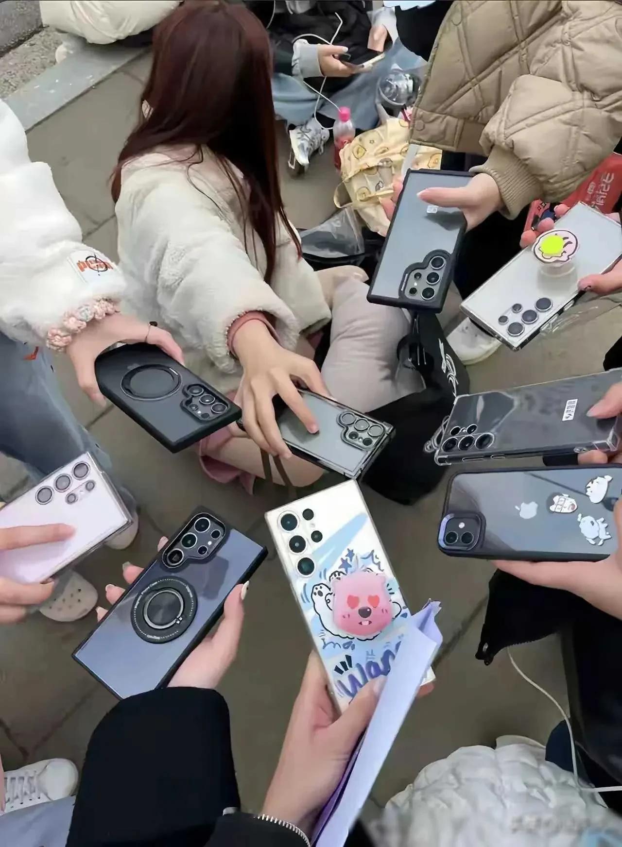好家伙，现在大学生都喜欢用三星了吗？以前不都是苹果吗？而且很多都是超大杯ultr