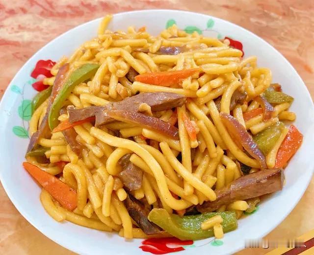，是丹东人日常非常喜爱的特色美食。具体做法也很简单：
 1. 水开后放适量叉子，