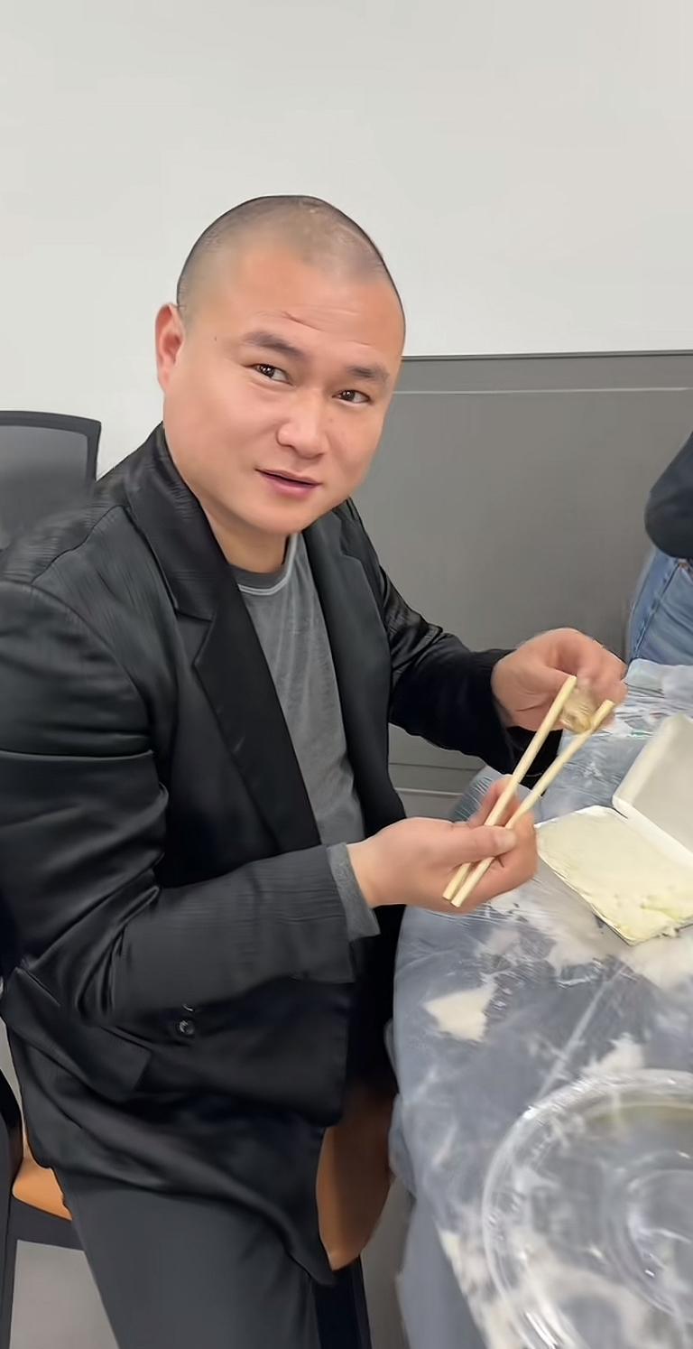 谁也想不到，以前天天海鲜大餐配茅台的苏州五星，现在只跟自己兄弟吃起外卖了！

看