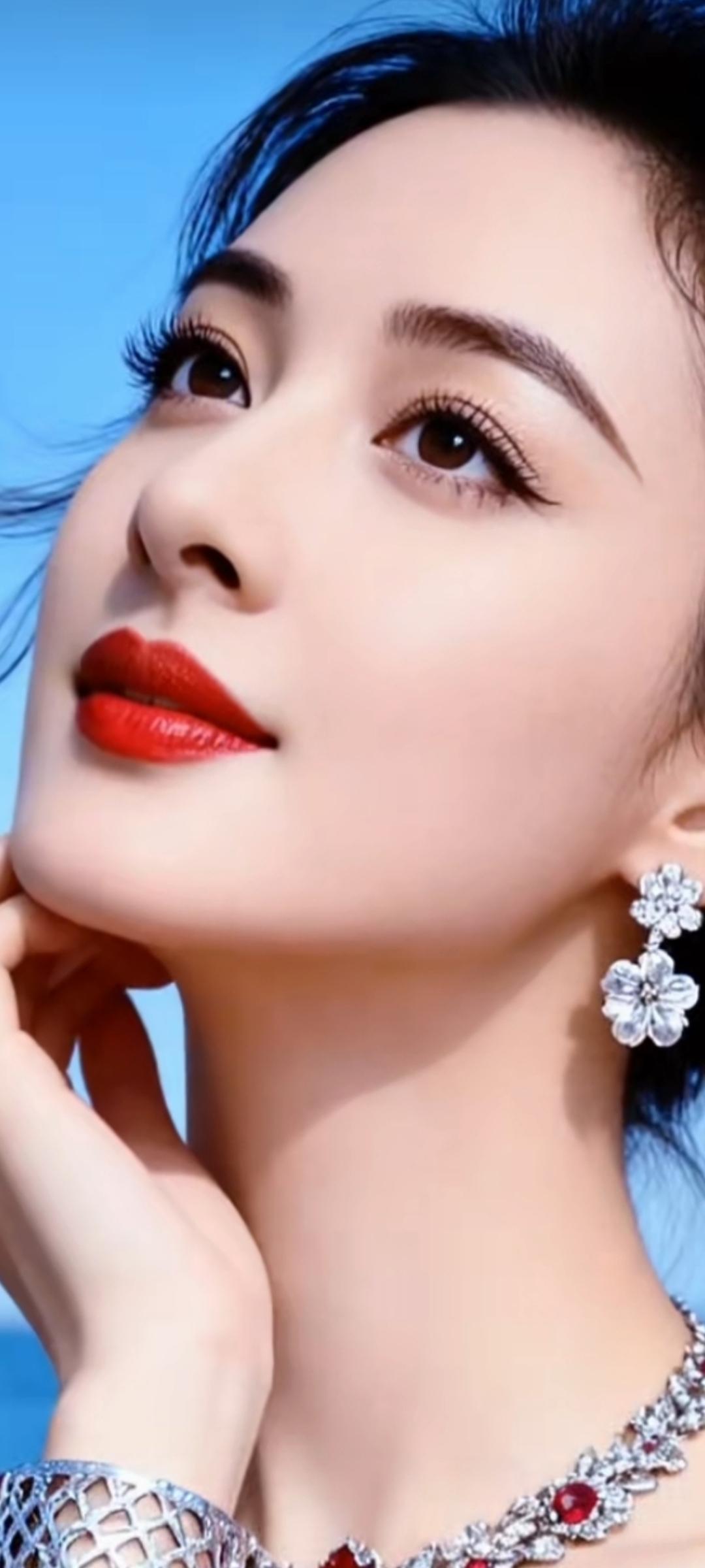 惊艳的东方美人，红唇与珠宝的完美搭配，尽显优雅与奢华。