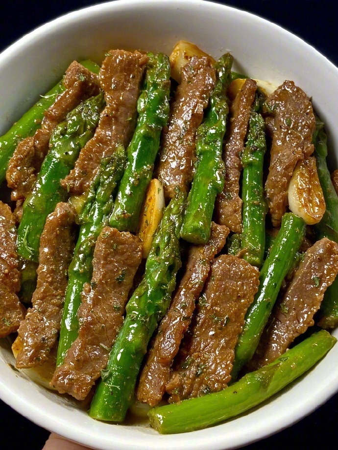 终于吃上了！原来网友给的配方是真的！！ 牛肉是想把香，芦笋是真的嬾。 