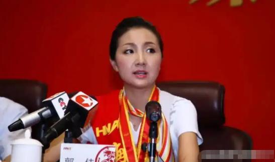 2012年，一架飞往乌鲁木齐的客机爬升到5000米高空时，一名空姐突然推着餐车猛
