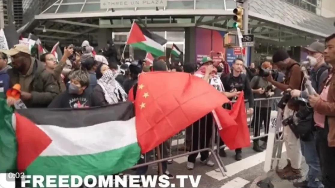 哈马斯支持者，在联合国总部大楼前，展示前苏联国旗和中国国旗。
