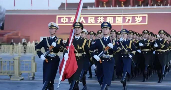 昨晚跟做时政媒体的朋友吃饭。他抿了口酒叹着气念叨。真的是离谱到家了。
解放军正在