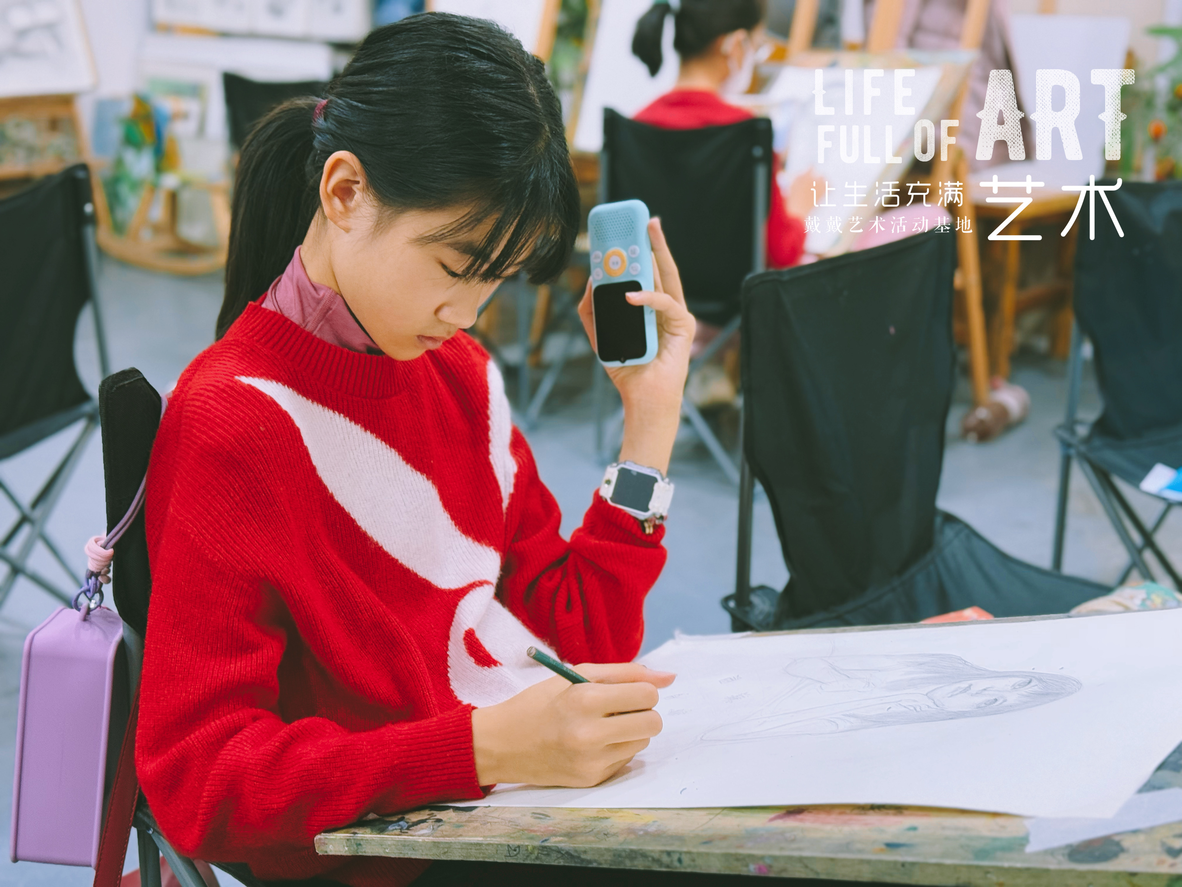 我问她你怎么画画还拿着听力机？她说，我在从声音里找画面感。 