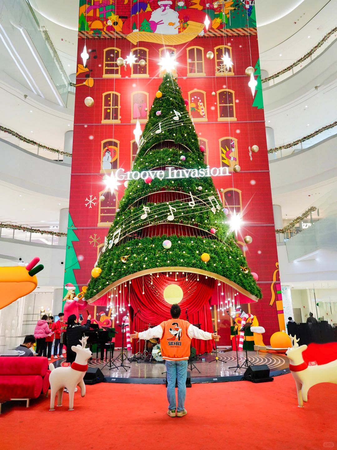 在长沙！在长沙！这棵巨型圣诞树🎄美哭了