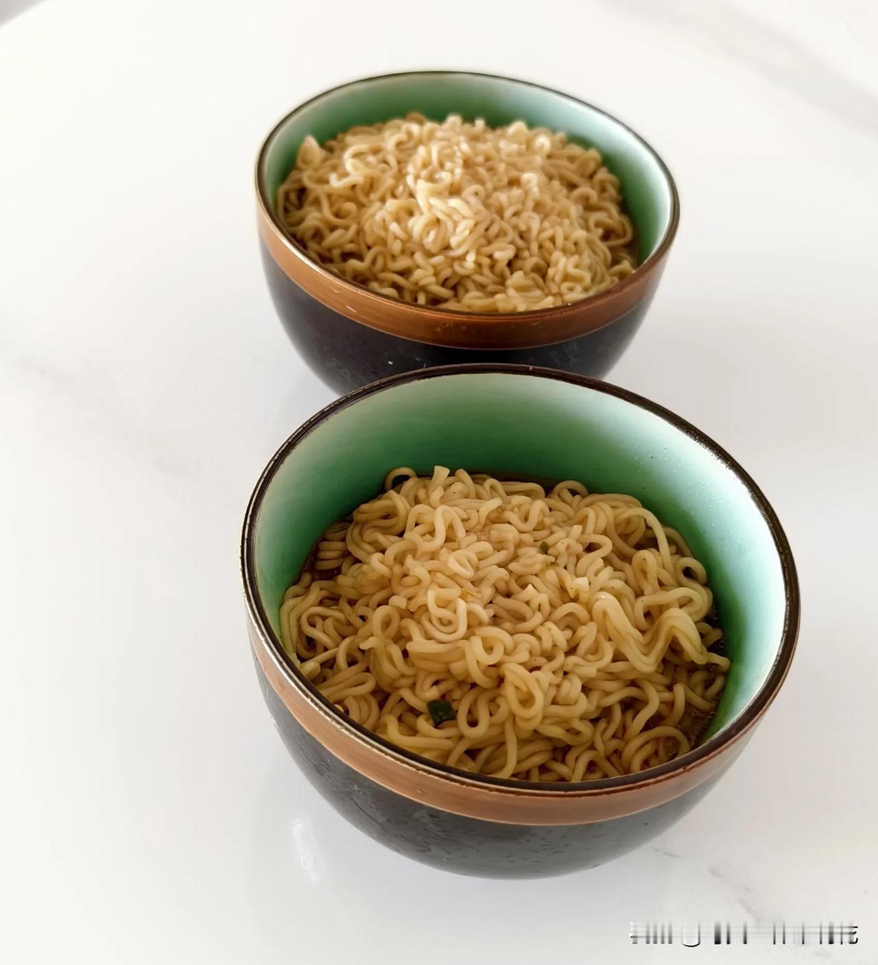 沈阳今天的天气，风很大，秋风扫落叶，树上的叶子被风吹的哗哗的掉，真应景！来这边的