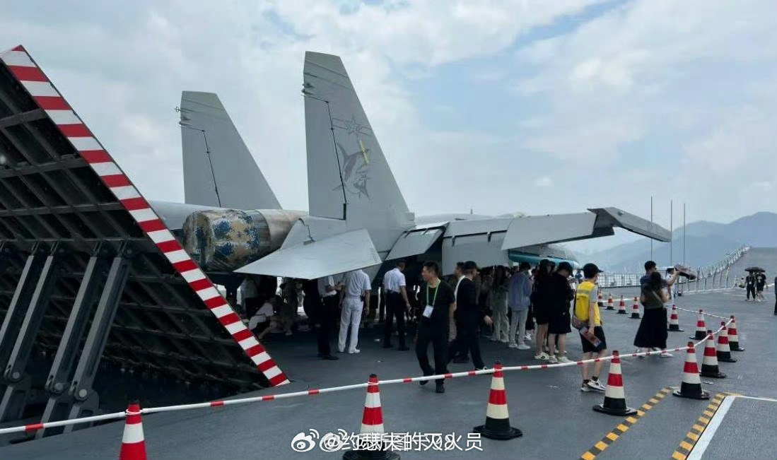 可以在歼-15下面躲雨，但是能别乱摸吗？摸坏了很贵的[允悲]。 ​​​