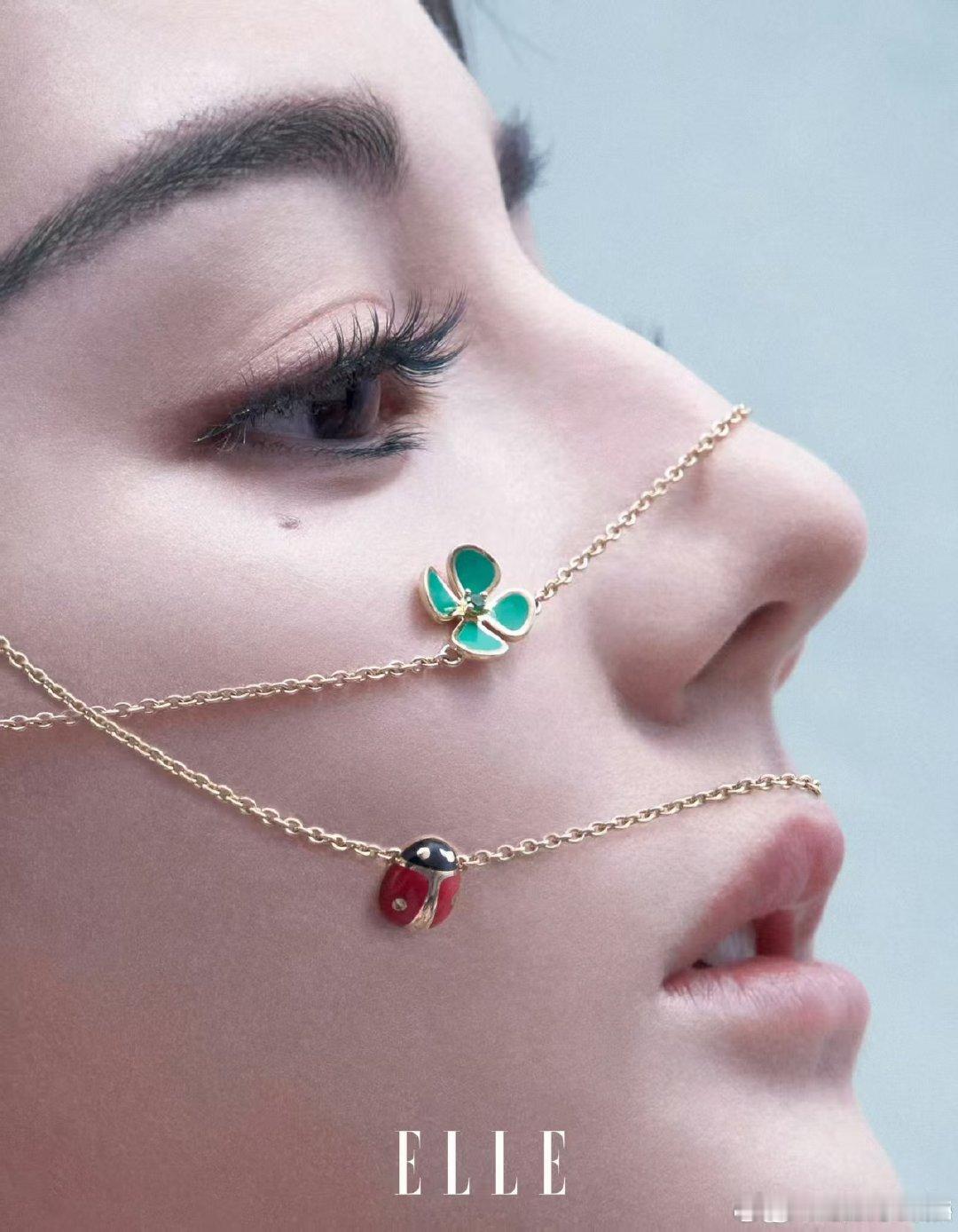 王亚飞给热巴化的Elle开季刊封面妆容热巴绿色睫毛妆王亚飞给热巴化的封面妆 一眼