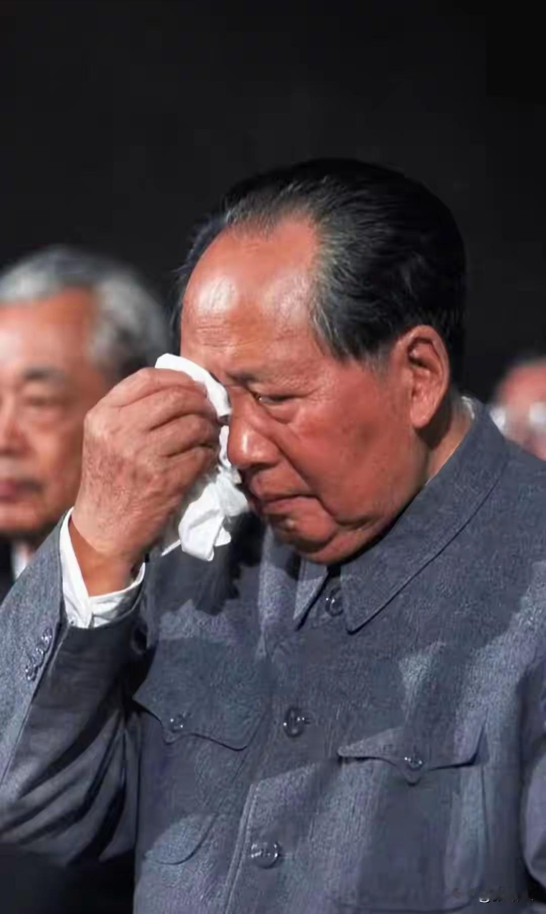 这是一张直击人心的罕见老照片。面对浴火归来的志愿军英雄，毛主席百感交集，看得我们