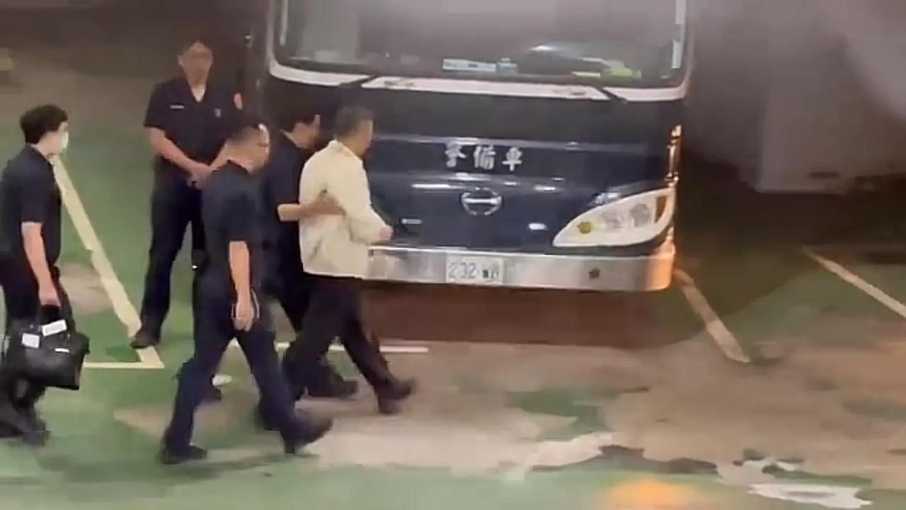 台快讯，民众档主席柯文哲遭羁押禁见！台北地院对柯文哲做出羁押禁见决定，柯文哲带上
