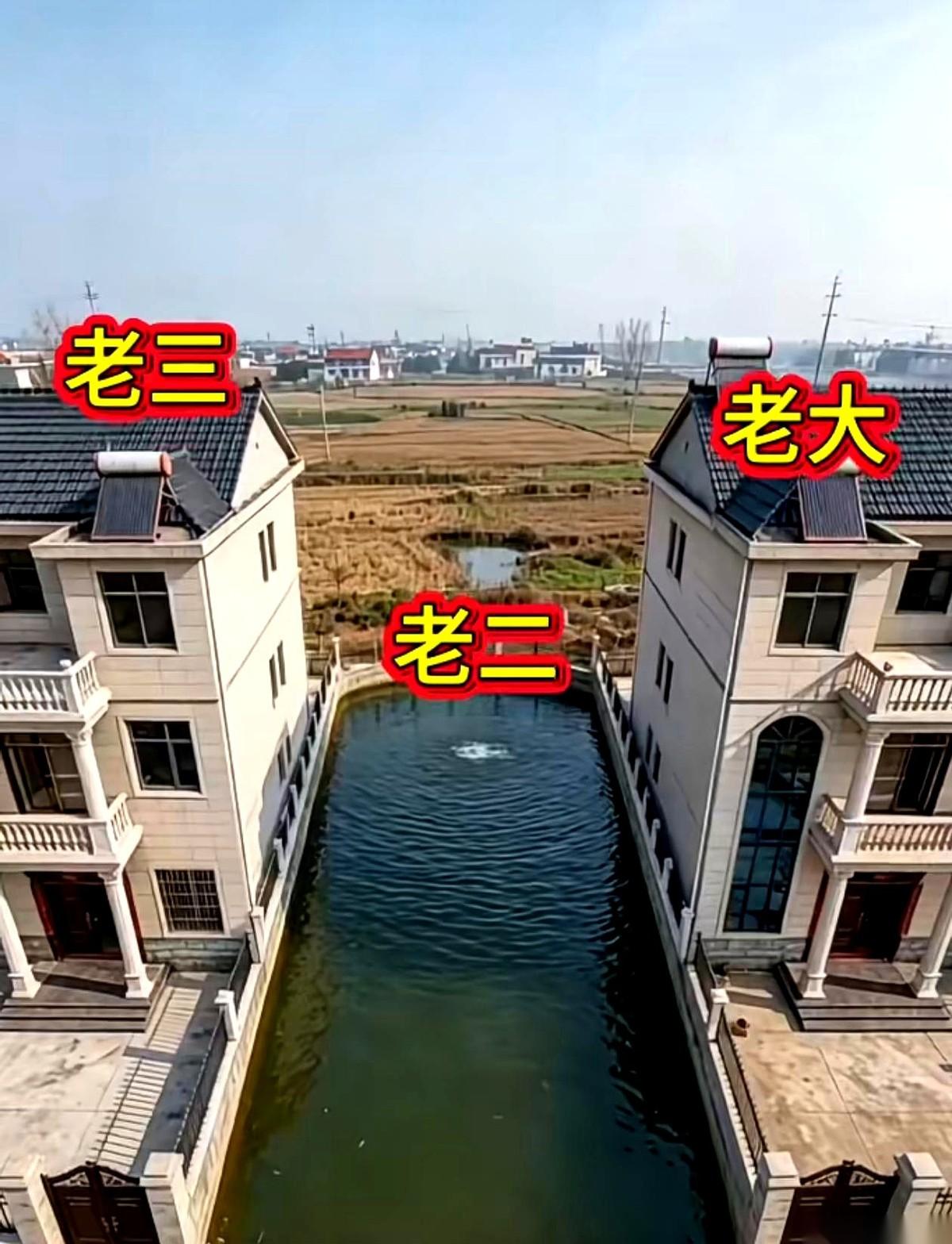 两栋气派的豪华三层小洋楼中间，死死卡着一个大水坑。
这画面，看一眼就觉得窒息。