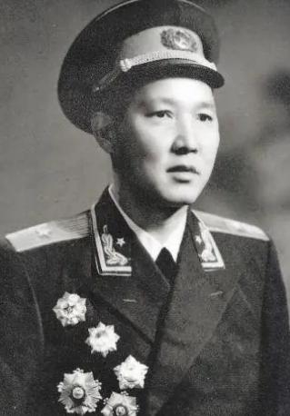 一个军长在担架上睁开了眼。

他昏迷了好几天，醒来第一眼，看见彭德怀就站在跟前。