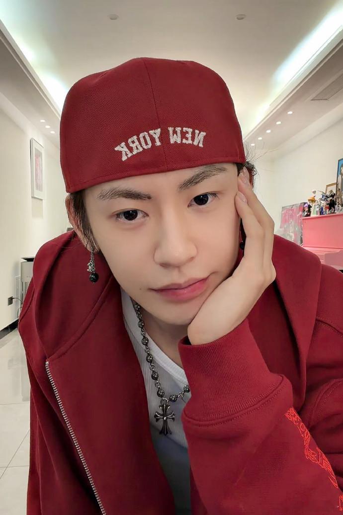 小鬼每周六直播检查作业直播氛围真的太舒服了，跟粉丝唠嗑查新歌作业，还随手弹吉他，