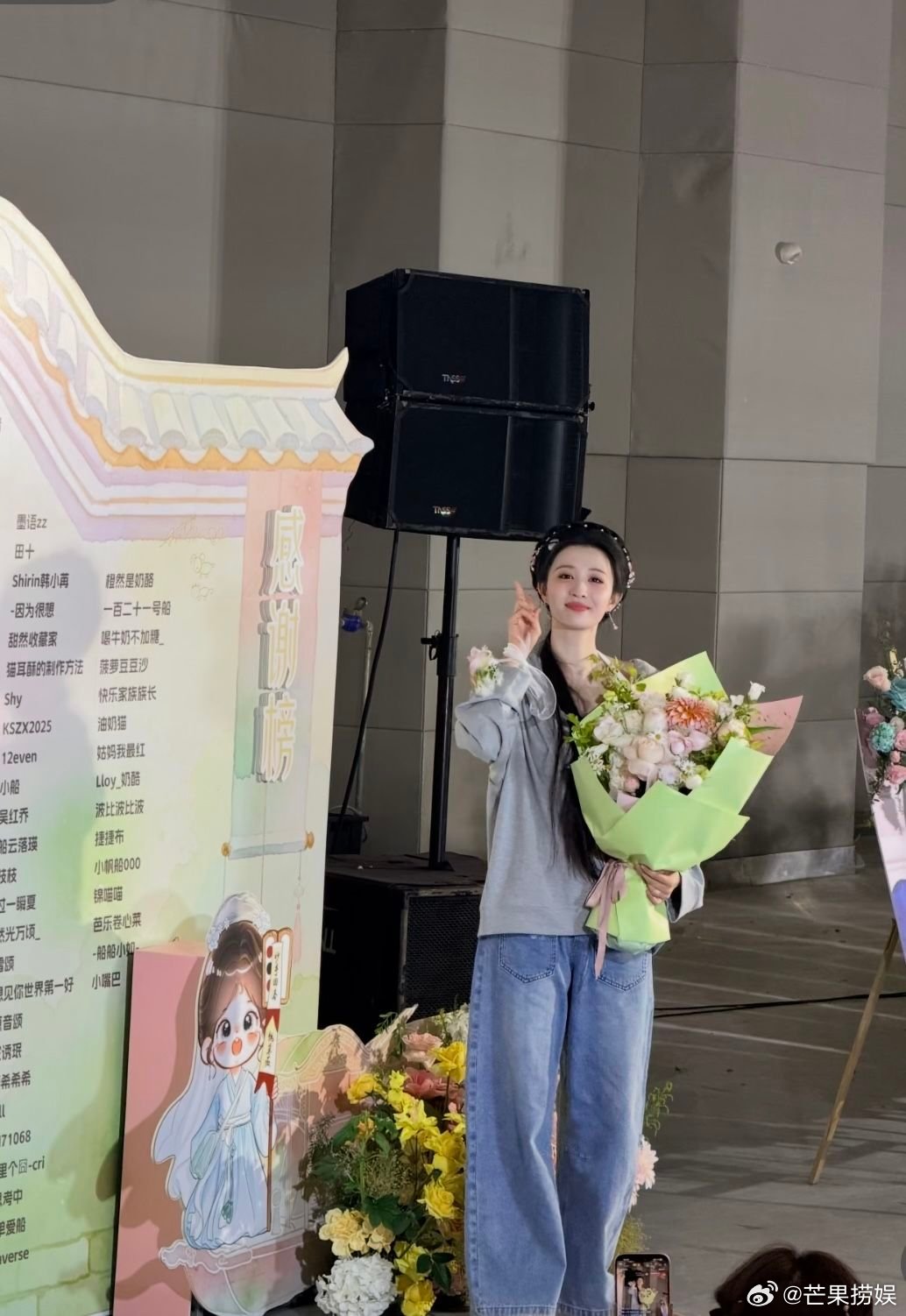 王楚然和粉丝合唱红豆王楚然杀青现场的温柔瞬间真的太戳人了。王楚然和现场粉丝一起合