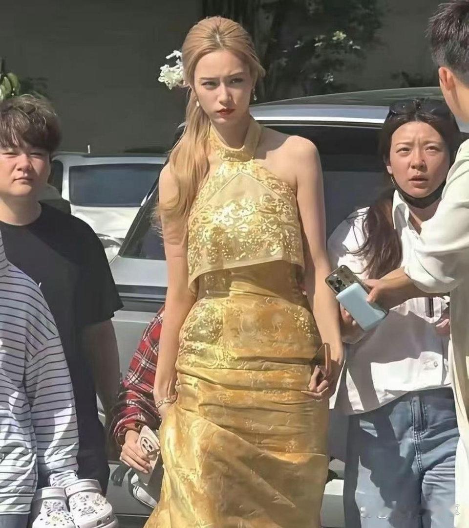 原本以为徐艺洋身高平平无奇，同框对比瞬间惊艳，身材高挑出众，身形优势一下子就凸显