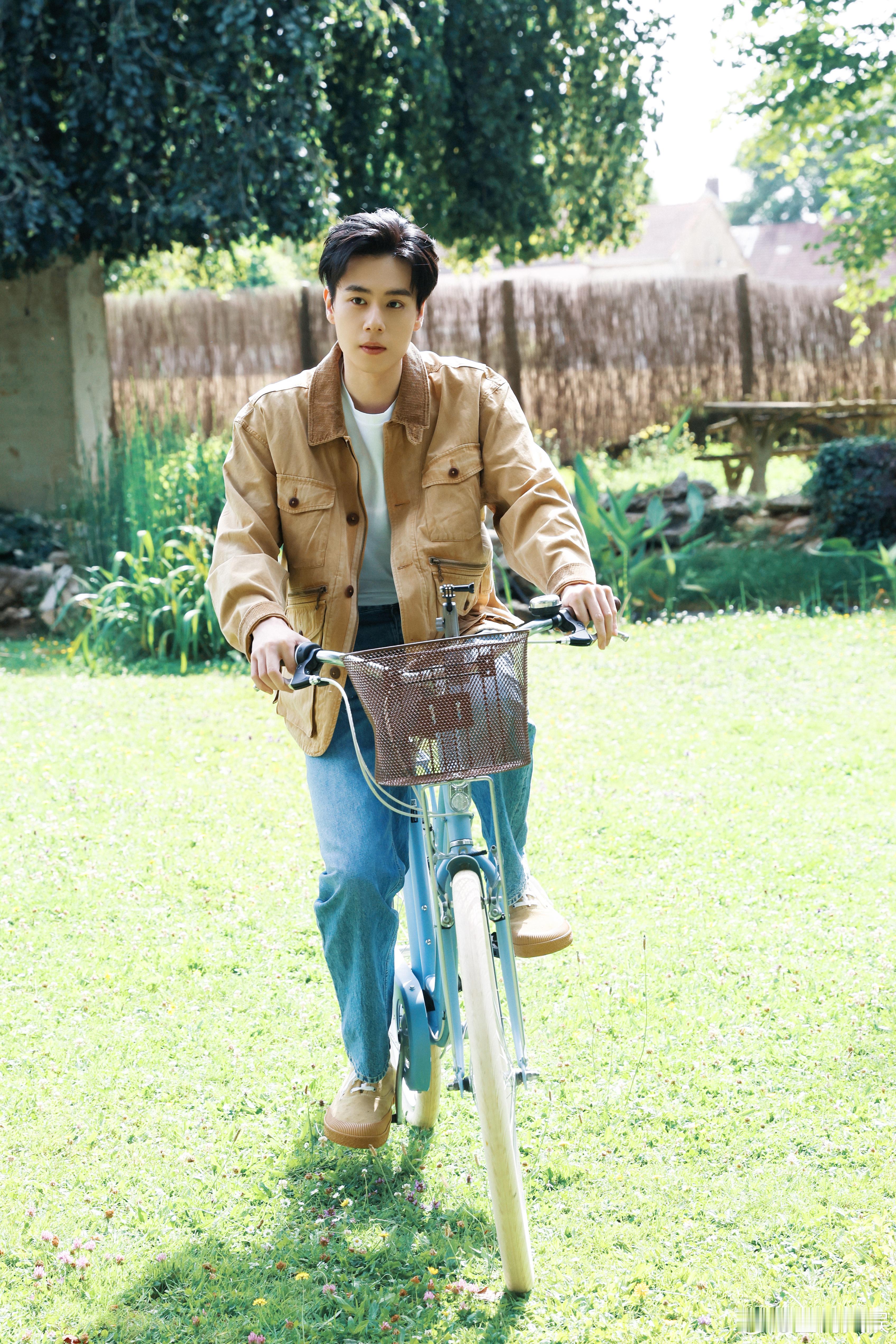 #胡一天温柔学长belike##胡一天骑车拍照两不误#当胡一天化身为摄影博主，整