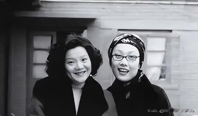 大导演陈凯歌年轻的时候和京城第一才女刘索拉也谈过恋爱。

陈凯歌的感情特别丰富，