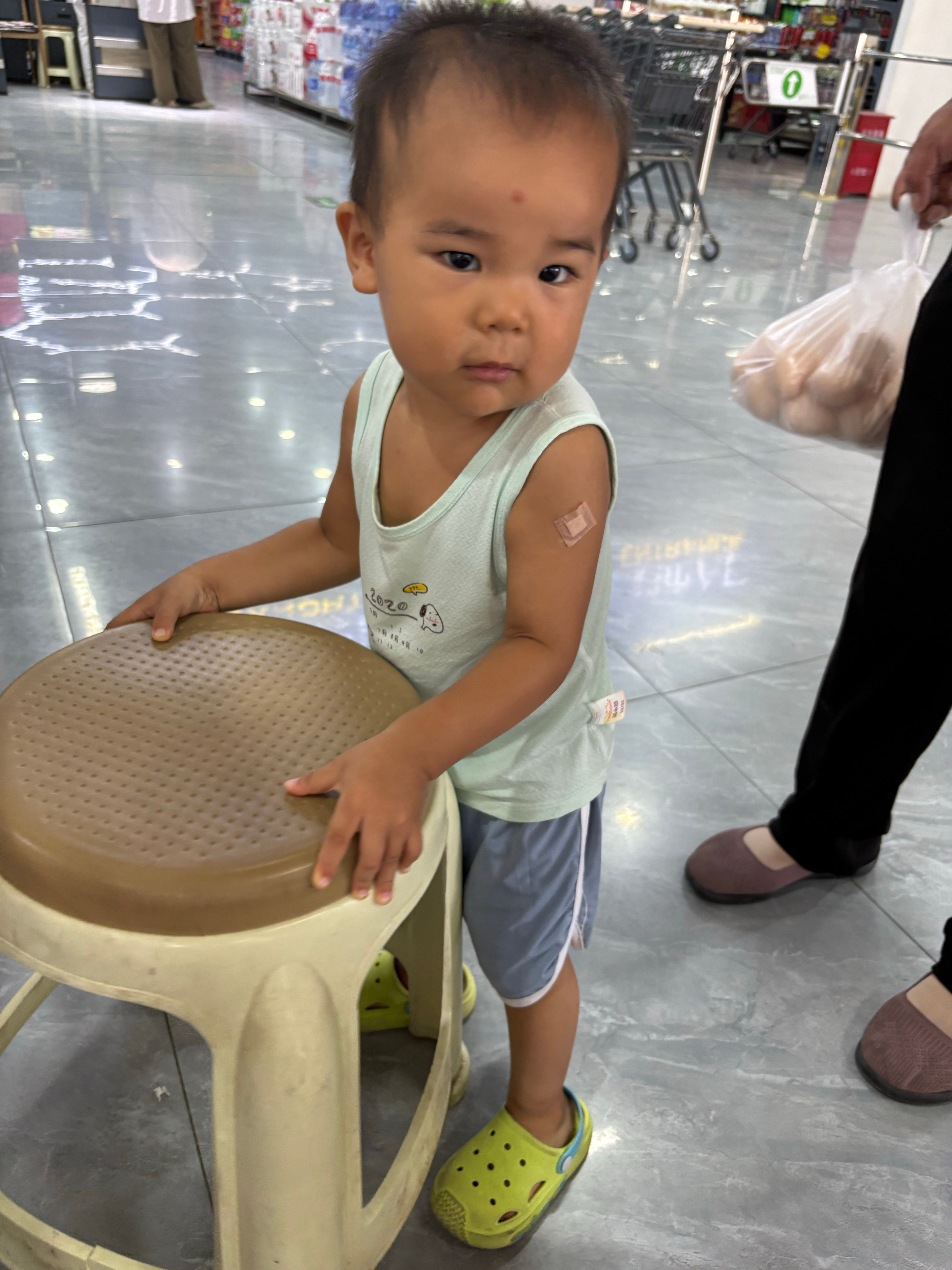 这么高的凳子，宝子还想坐上去 