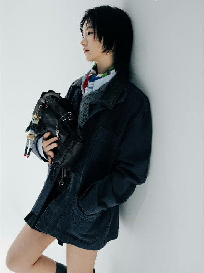 刘浩存李庚希张元英看秀造型刘浩存李庚希张元英看秀造型出图 刘浩存、李庚希、张元英