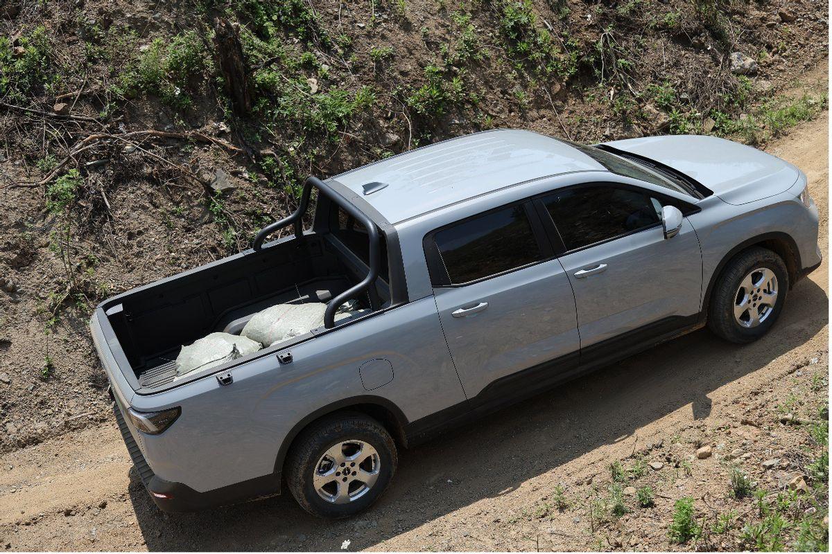 谁懂啊！工地老师傅换了吉利雷达纯电皮卡之后…
58岁的王师傅开了一辈子燃油皮卡，