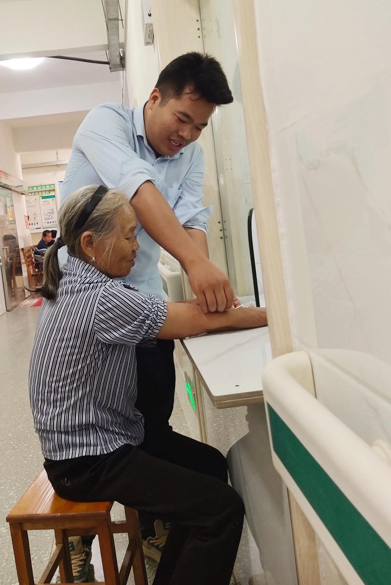 通过众儿孙的软磨硬泡，终于带小老太婆出来做了一个小检查。这次是血压有点高头晕，连