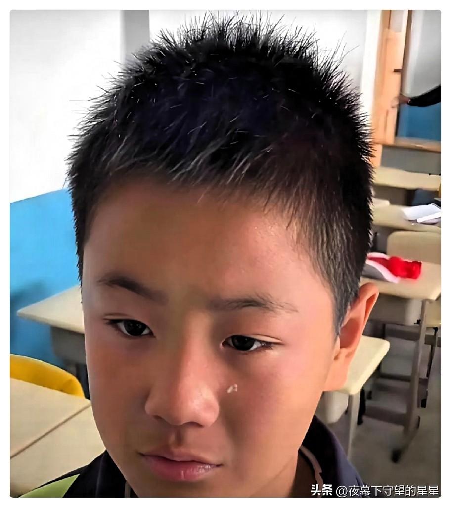长沙市某校班主任把一名不听话的学生叫到办公室，老师先问：“你爸爸是干什么工作的？