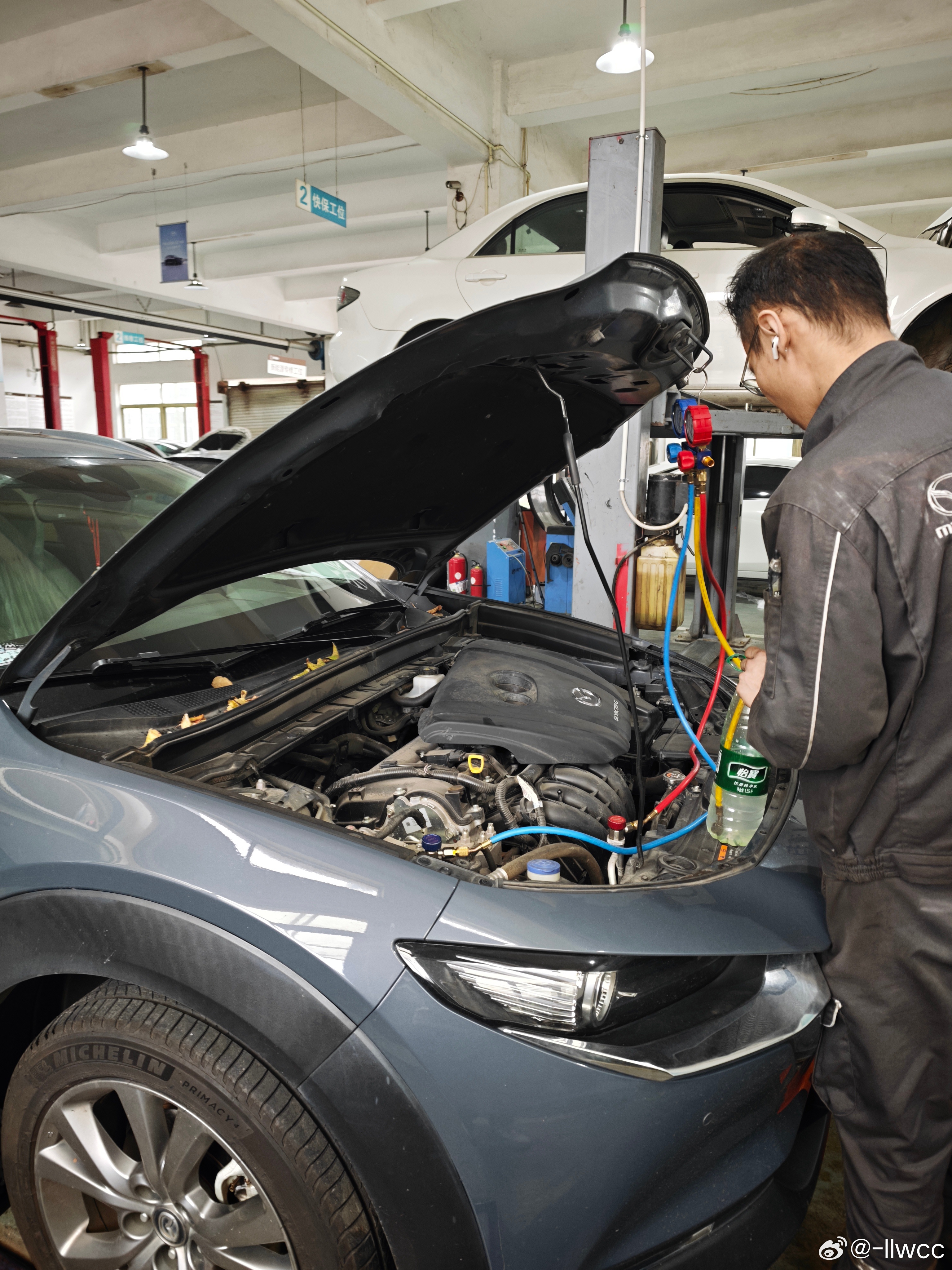 昨天抽空修了个车，还记得之前说的空调膨胀阀卡扣生锈的问题吗，时间过去了快两个月，