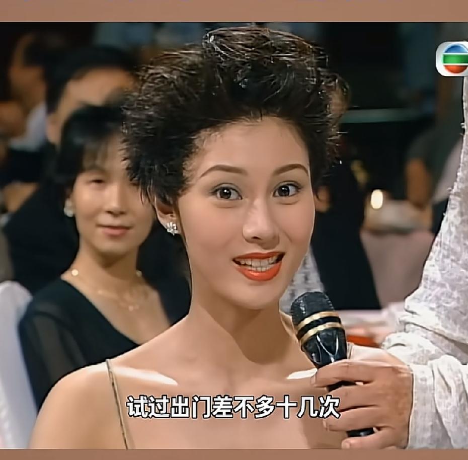 要死了..这张脸美的让我忽略了她那一头被火燎过的短发。这发型可真是吊炸天，不愧是