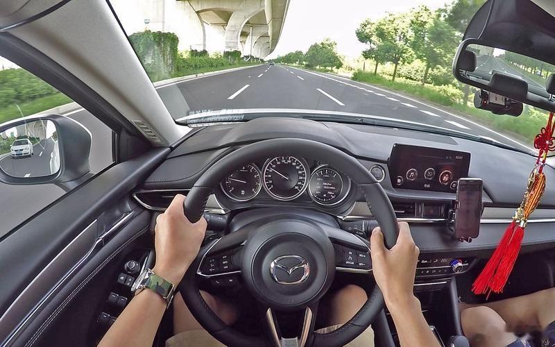 驾校未详细教授的正确驾驶坐姿，对驾驶安全和舒适度至关重要。不少司机存在座椅调得太