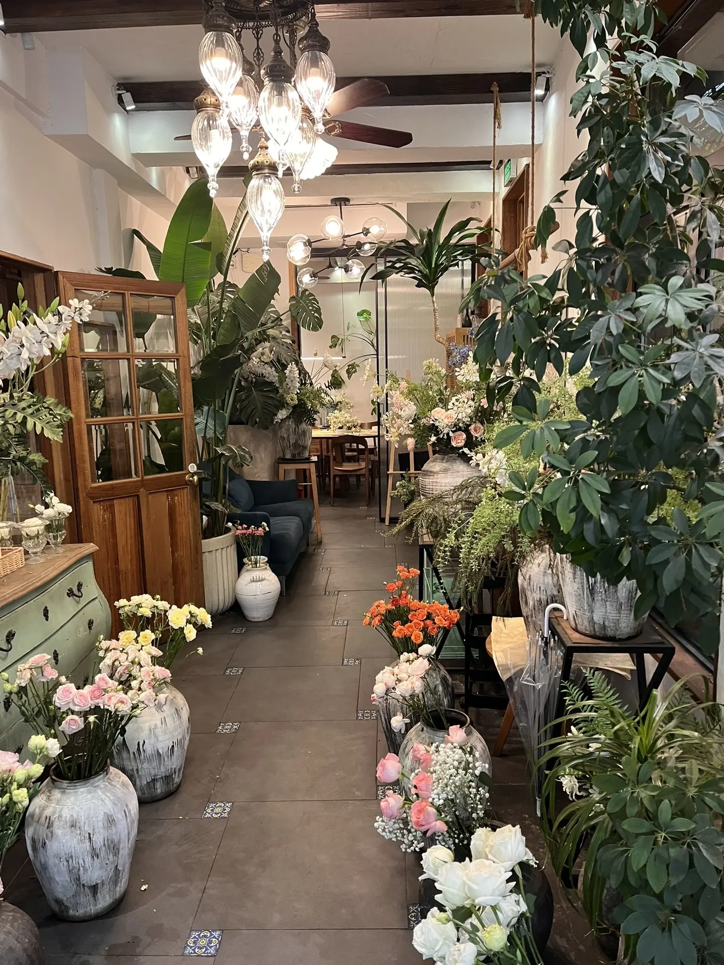 西湖氛围感餐厅——小筑里。    不想人挤人？躲进西湖边这家鲜花小洋楼...