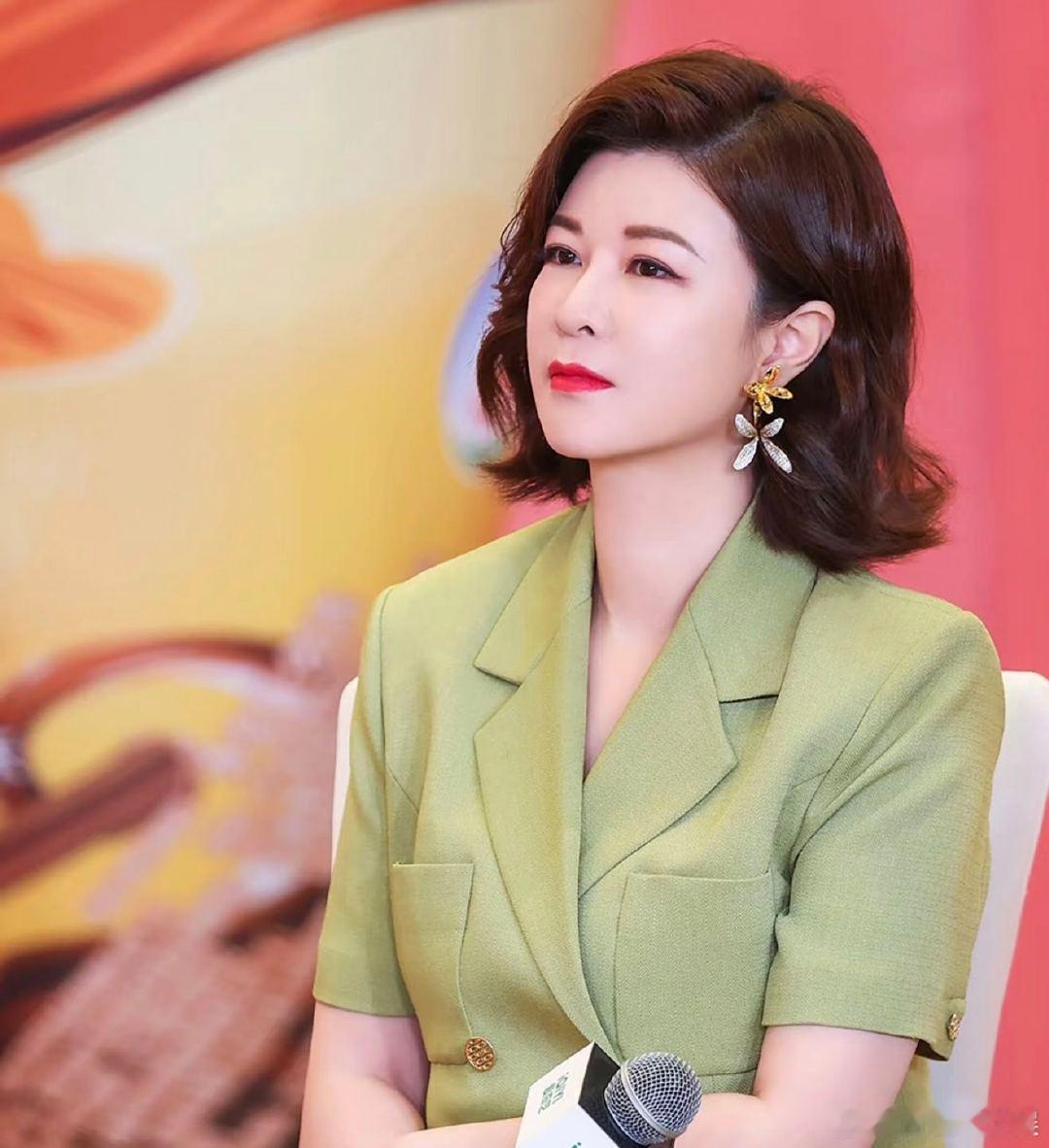 韩国偶遇杜华 谁在韩国偶遇了杜华？网友晒出会议同框照，她状态在线、气质出众，高规