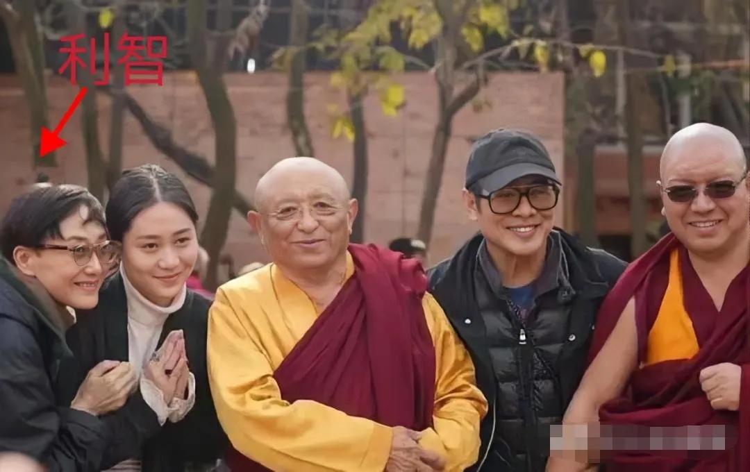 美人迟暮，64岁的利智风华不再！

如果有人说图片中的是那个曾经集万千宠爱于一身