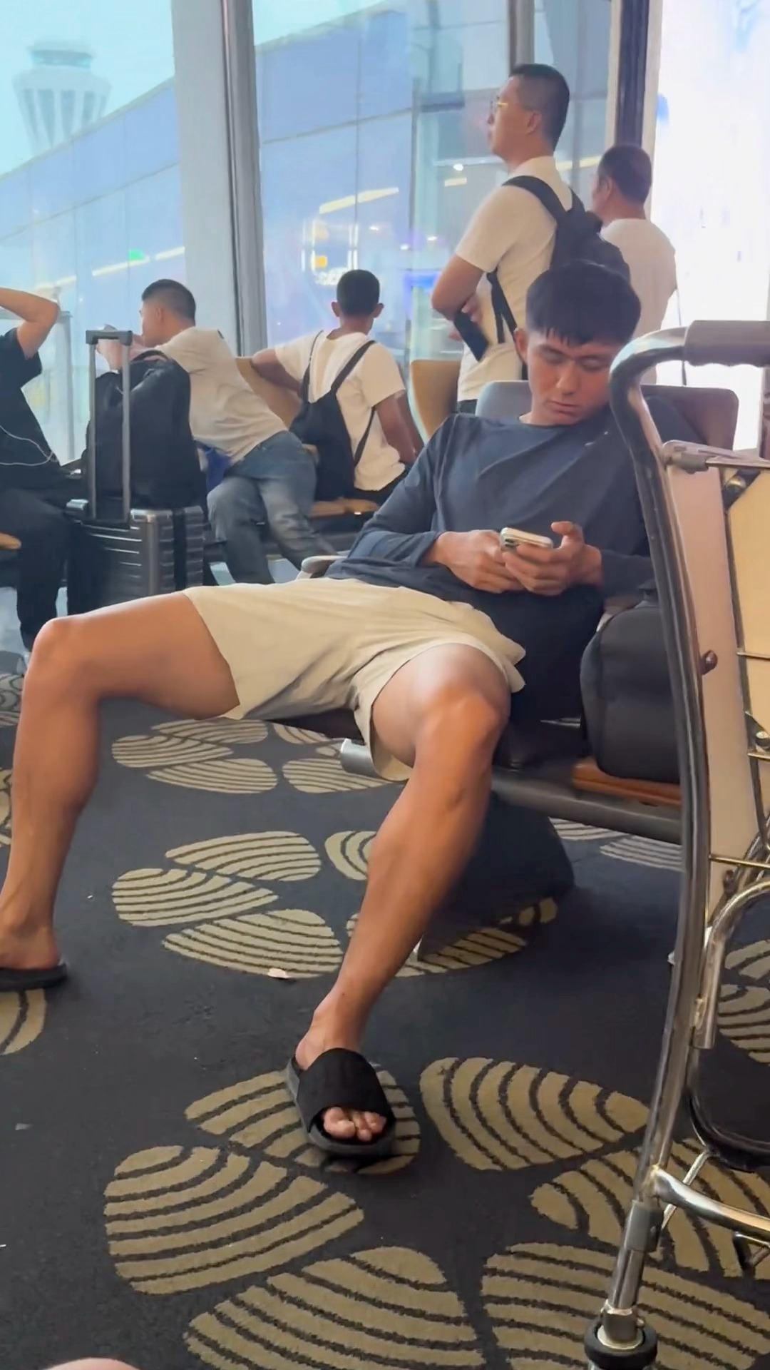 粉丝投稿找人北京大兴国际机场遇到很可口的男人 