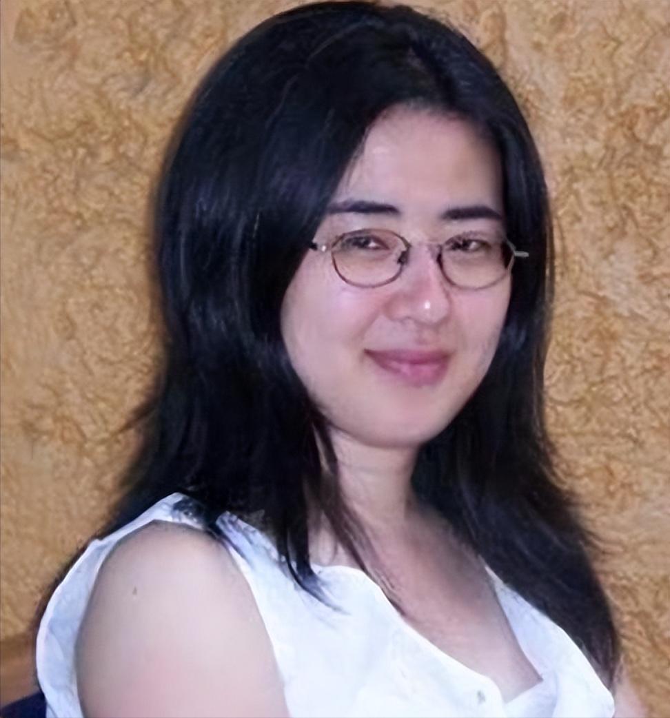 中国“神童”田晓菲，13岁被北大破格录取，出国留学后，28岁嫁给53岁美国老师，