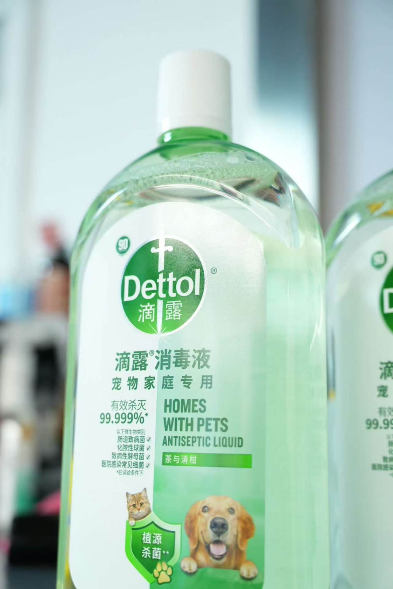 狗狗啃咬的玩具暗藏细菌与异味，清水冲洗治标不治本。滴露稀释浸泡除菌除味，温和安心