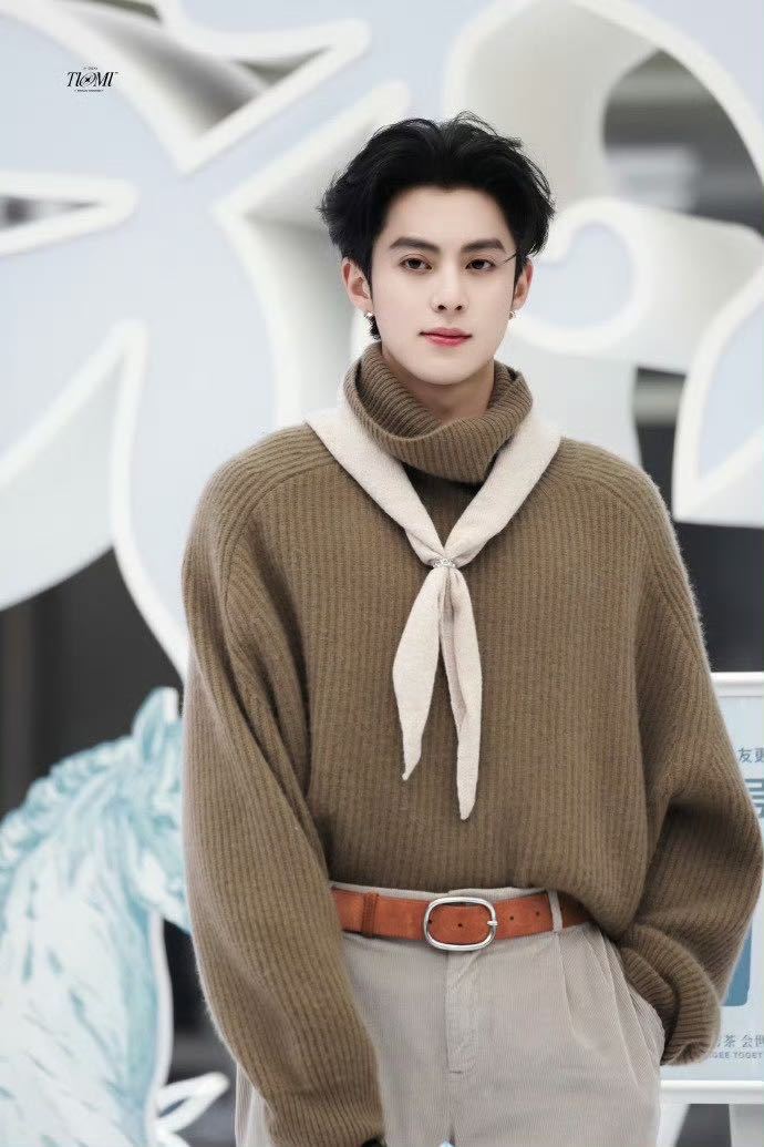 王鹤棣开门袭来的颜值暴击救命！成都活动开门名场面必须循环播放！骨相优越到自带高光