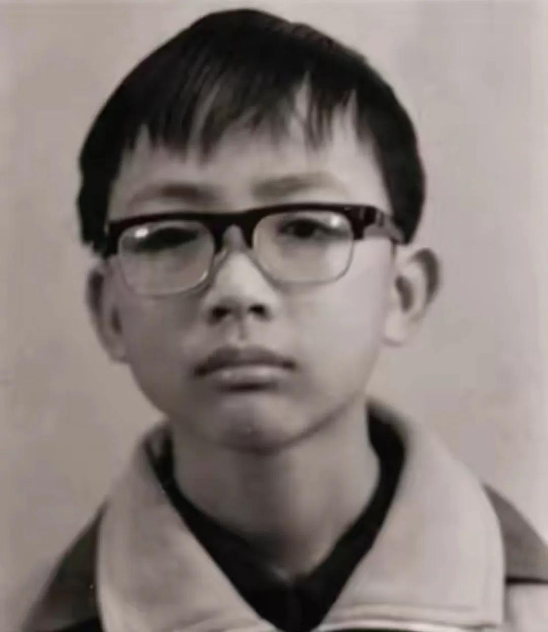1988年，四川雅安，一名初中二年级学生，生前留下的“证件照”，当年他的事迹家喻