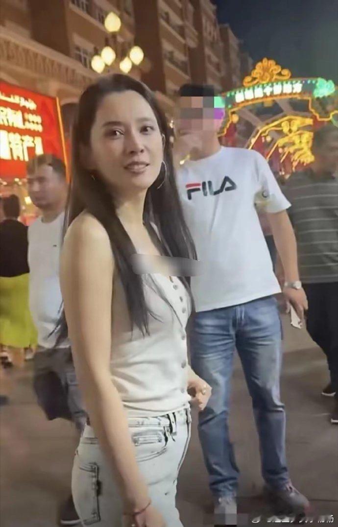 网友新疆偶遇森林北，穿着简单身材很好，本人又瘦又美！汪峰有眼光 ​​​