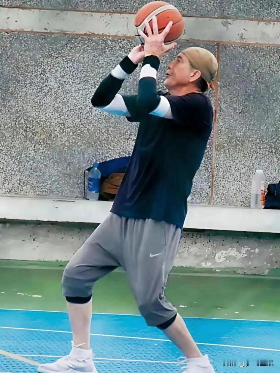 秦汉已经八十岁了，看这身打扮也就四十多岁，从体态到面容也不像八十岁的人。
最难得
