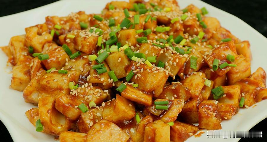 嗨大家好，我是你们的美食博主！今天给你们安排一道家常快手但越吃越上头的“糖醋藕丁