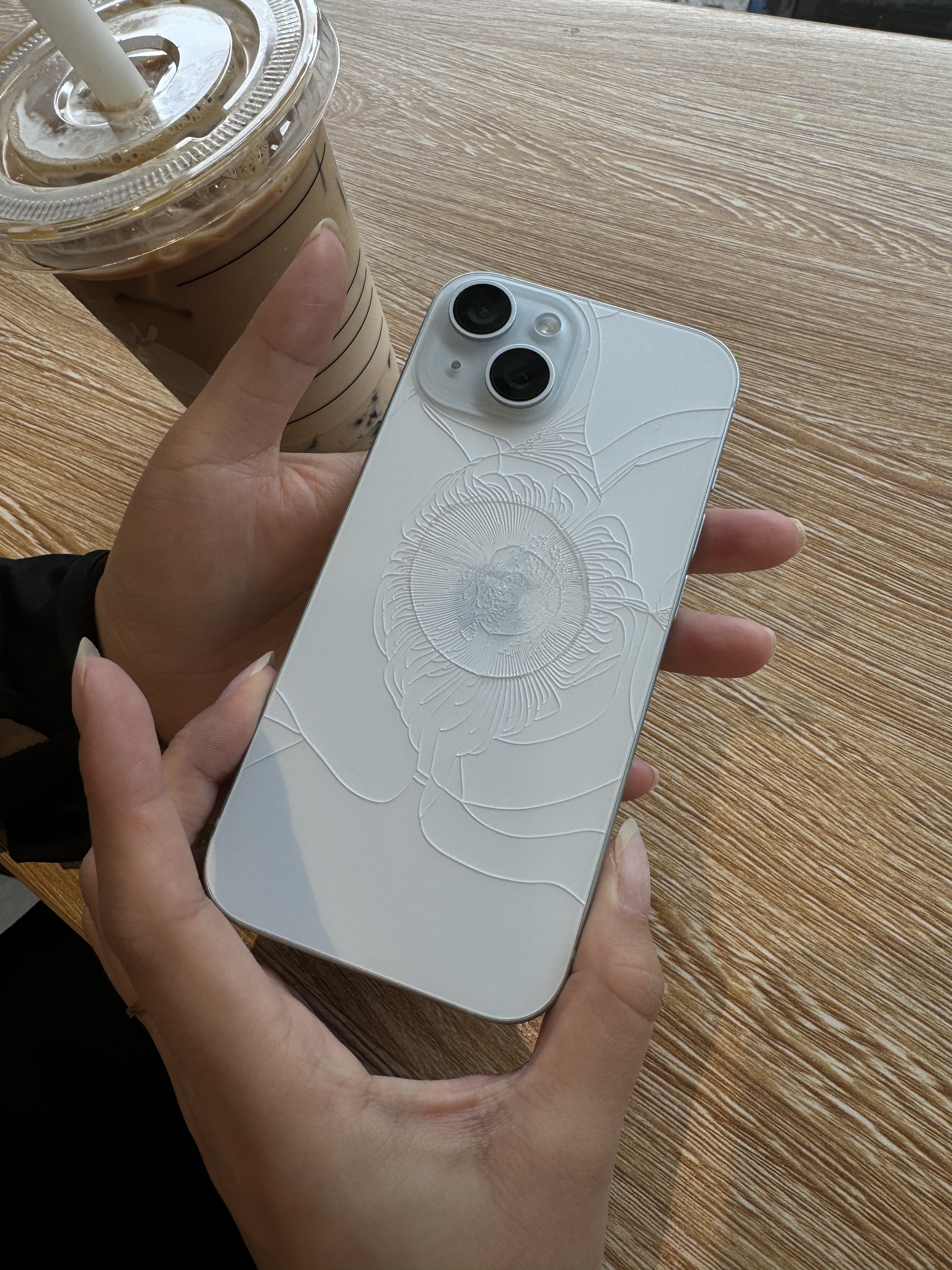 临近iPhone 16发布会，网友手里的旧iPhone都开始频繁出现问题了。 ​