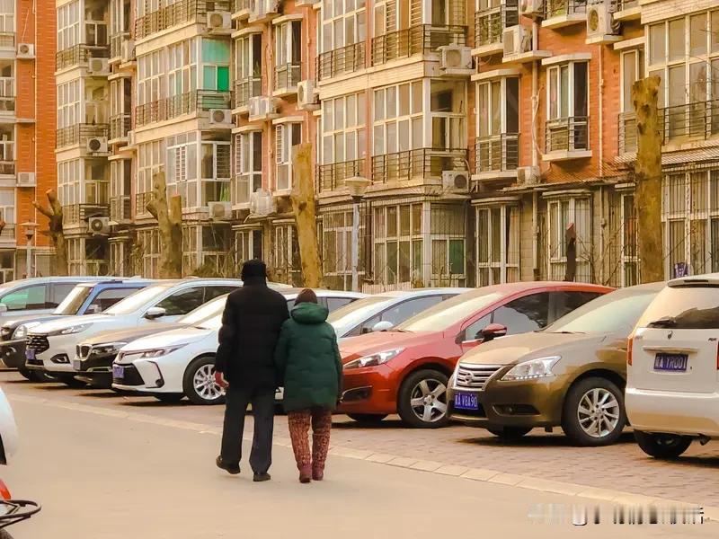 家人们太懂这扎心感觉了！和不爱的人搭伙，每一秒都在硬撑，连骗自己“日子能过”的劲