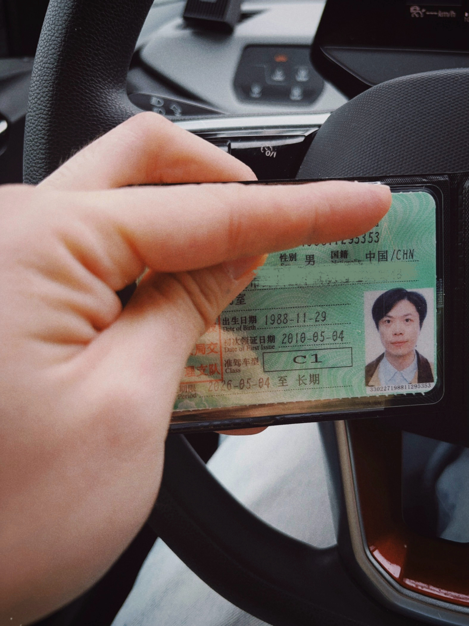 现在换驾驶证体检好高级！在一个电话亭一样的小房间里，跟自己玩大头贴一样，几分钟就